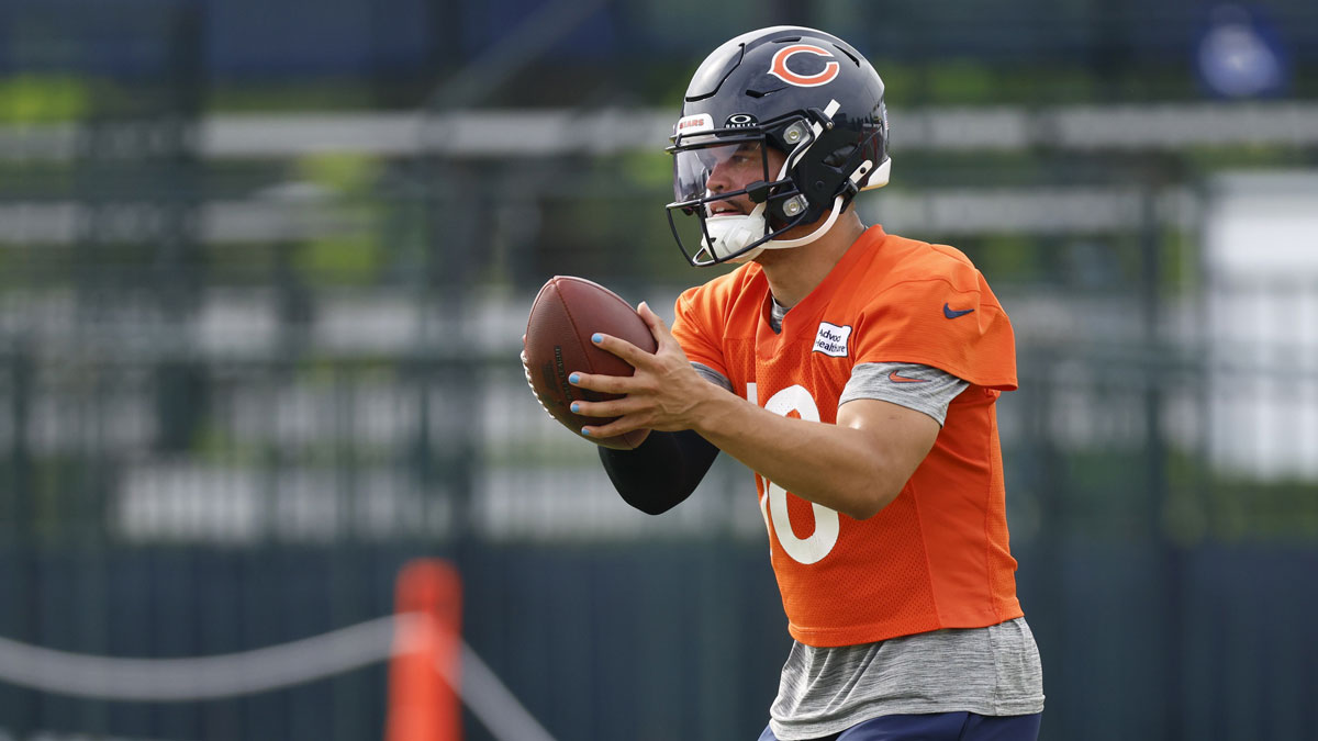 Chicago Bears quarterback Caleb Williams (18) looks to pass the ball during training camp at Halas Hall.