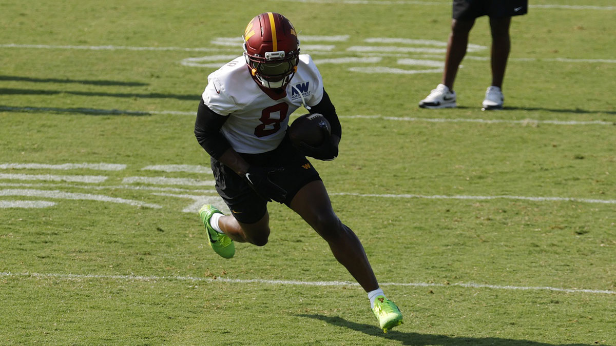 Commanders running back Brian Robinson Jr. (8) carries the ball during practice on day two of training camp at OrthoVirginia Training Center at Commanders Park
