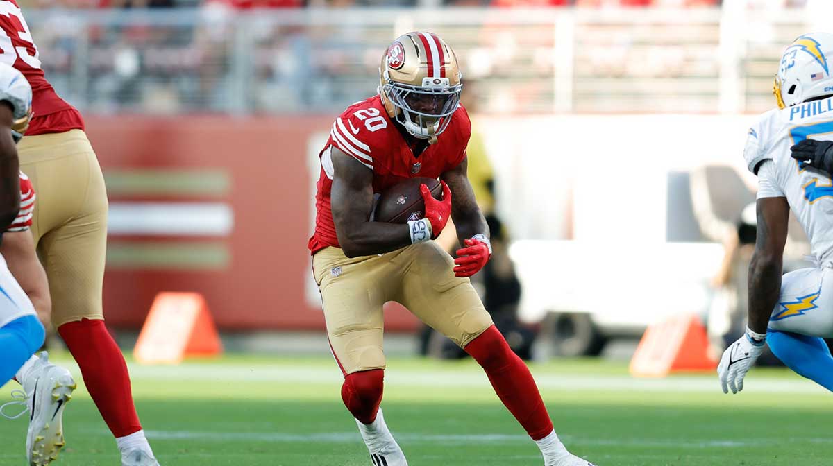 San Francisco 49ers running back Jeff Wilson Jr. (20) runs during the second quarter against the Los Angeles Chargers at Levi's Stadium.