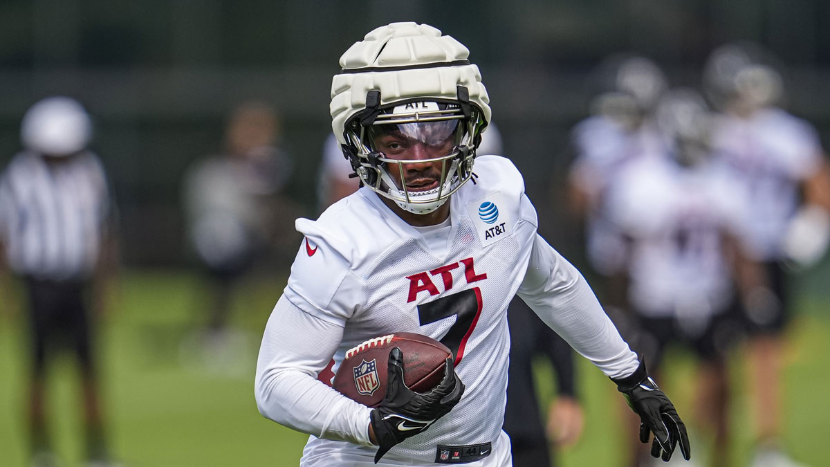 Atlanta Falcons running back Bijan Robinson (7) runs with the ball during training camp at IBM Performance Field.