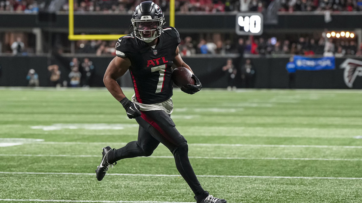 Atlanta Falcons running back Bijan Robinson (7) runs for a touchdown against the Carolina Panthers during the second half at Mercedes-Benz Stadium.