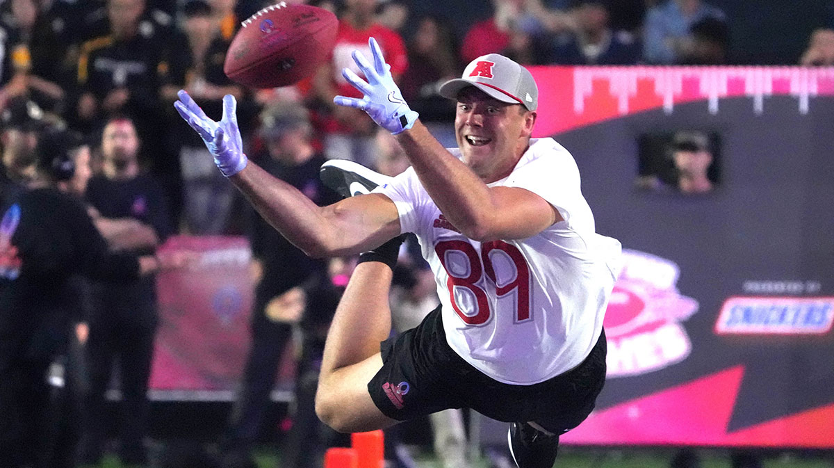 AFC tight end Brock Bowers of the Las Vegas Raiders (89) attempts to catch the ball in the Satisfying Catch event during the Pro Bowl Skills Challenge at Nicholson Fieldhouse.
