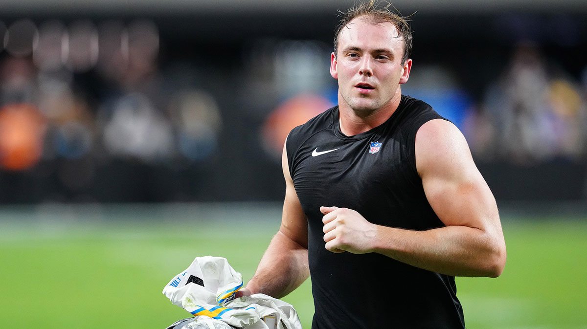 Las Vegas Raiders tight end Brock Bowers (89) jogs off the field after the Raiders were defeated by the Los Angeles Chargers 34-20 at Allegiant Stadium. 