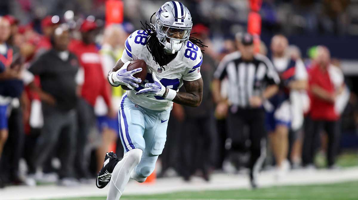 Dallas Cowboys wide receiver CeeDee Lamb (88) runs after catching a pass against the Tampa Bay Buccaneers in the second quarter at AT&T Stadium.