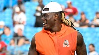 Cleveland Browns tight end David Njoku (85) before the game at Bank of America Stadium.