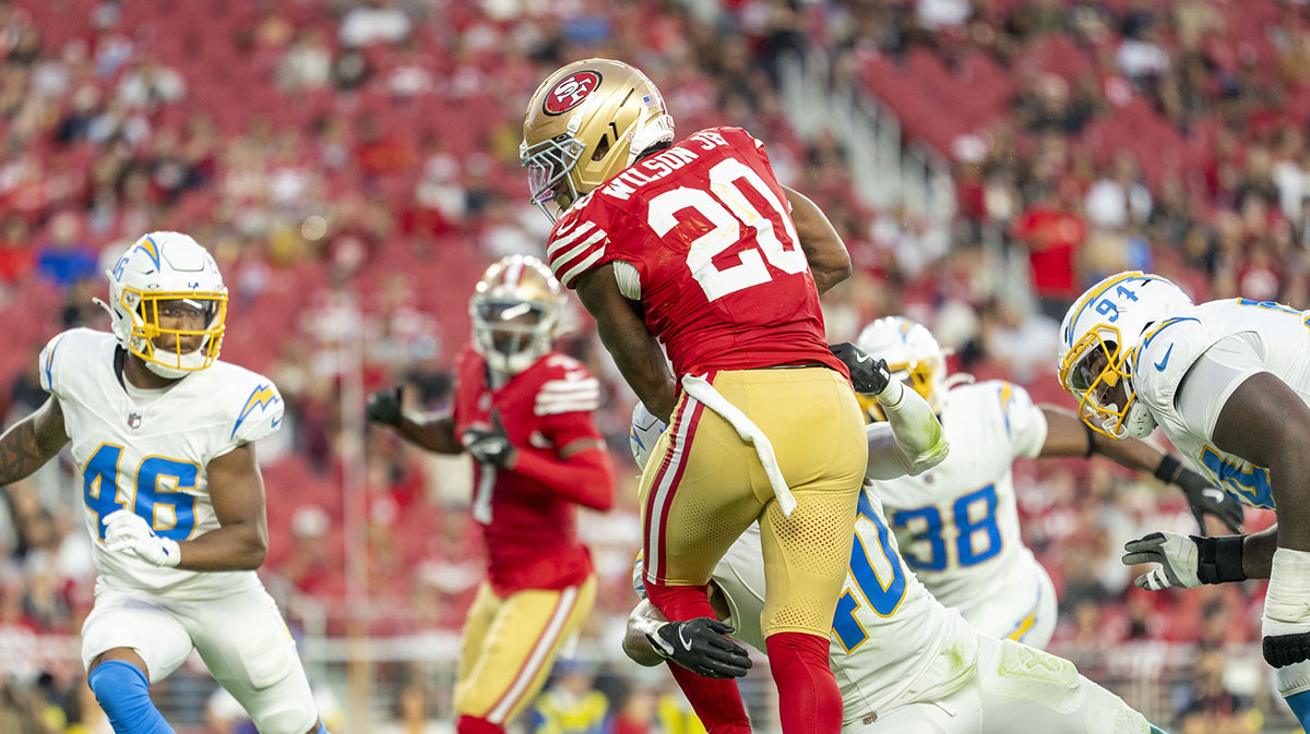 San Francisco 49ers running back Jeff Wilson Jr. (20) scores a touchdown against the Los Angeles Chargers during the third quarter at Levi's Stadium.