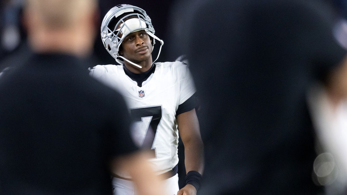 Las Vegas Raiders quarterback Geno Smith (7) against the Arizona Cardinals during a preseason NFL game at State Farm Stadium.
