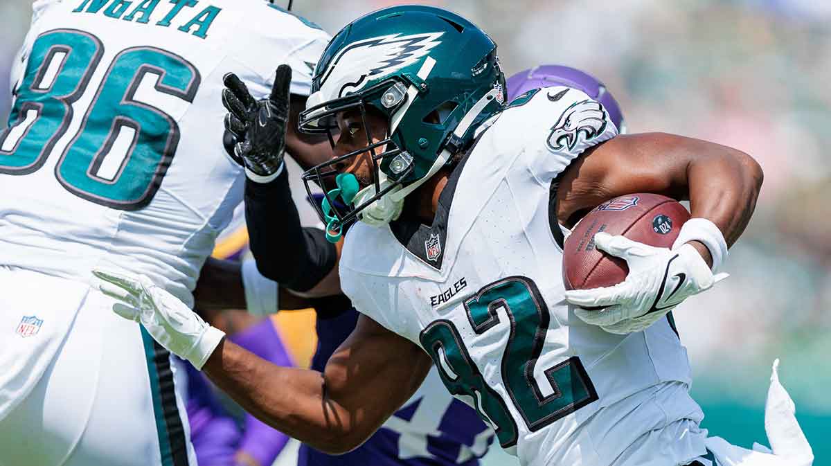 Philadelphia Eagles wide receiver Ainias Smith (82) runs the ball after a reception against the Minnesota Vikings during the second quarter at Lincoln Financial Field.