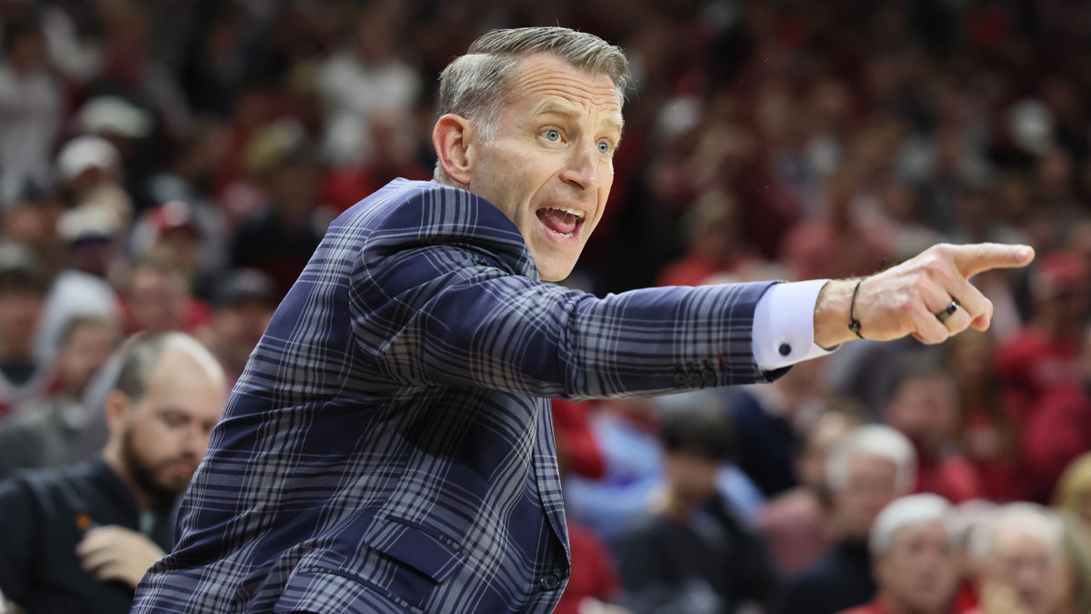 Alabama Crimson Tide head coach Nate Oats during the first half against the Arkansas Razorbacks at Bud Walton Arena.