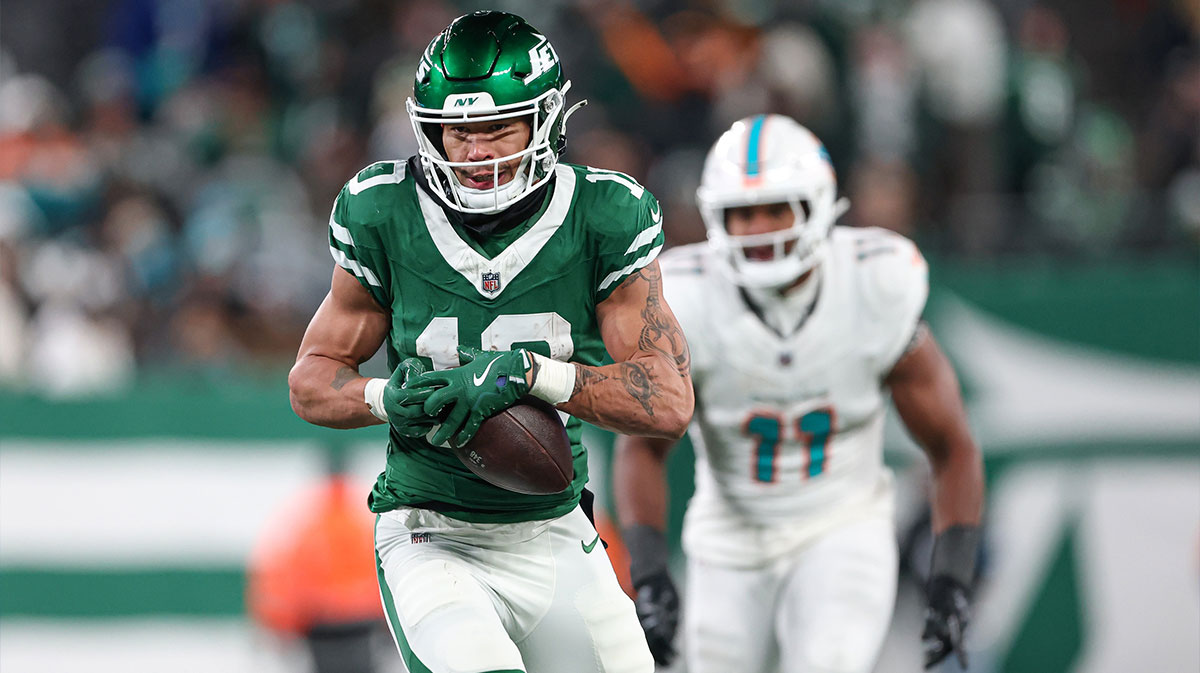 New York Jets wide receiver Allen Lazard (10) catches the ball during the second half against the Miami Dolphins at MetLife Stadium.