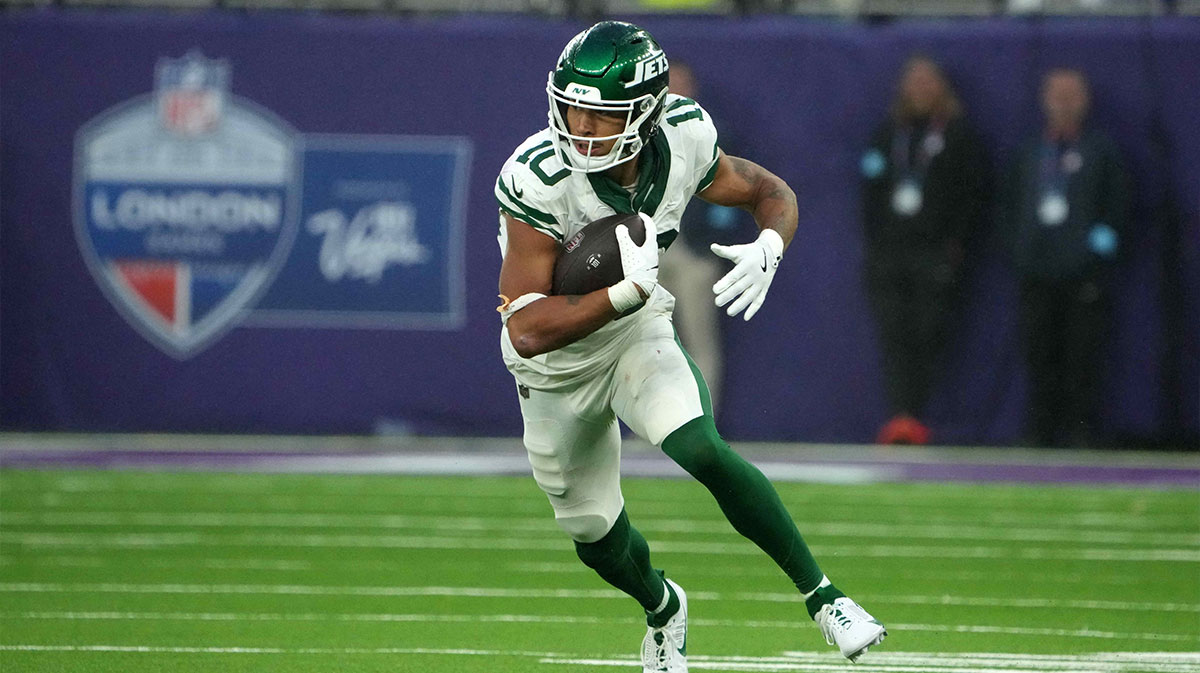 New York Jets wide receiver Allen Lazard (10) carries the ball against the Minnesota Vikings in the second half at Tottenham Hotspur Stadium.