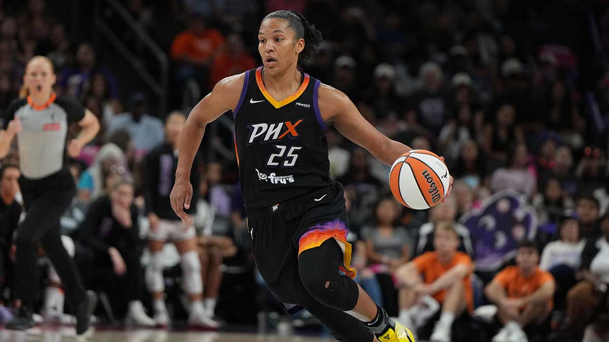 Phoenix Mercury forward Alyssa Thomas (25) drives on the Golden State Valkyries in the second half at Footprint Center.