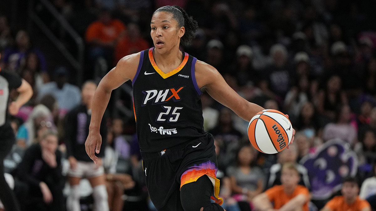 Phoenix Mercury forward Alyssa Thomas (25) drives on the Golden State Valkyries in the second half at Footprint Center.