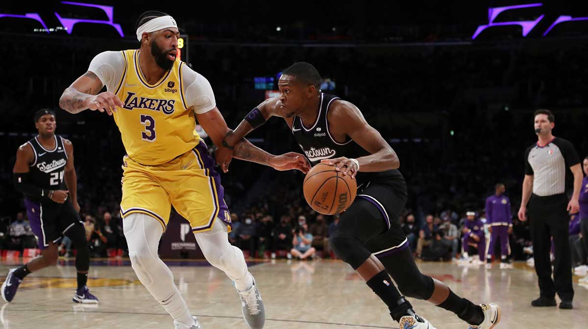 Sacramento Kings guard De'Aaron Fox (5) drives to the basket against Los Angeles Lakers forward Anthony Davis (3) during the first half at Staples Center. The Kings wins 141-137 in the triple-overtime.