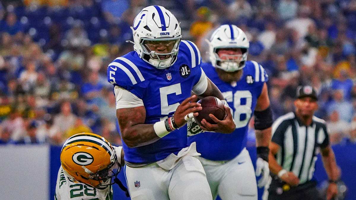 Green Bay Packers linebacker Isaiah Simmons (28) dives to tackle Indianapolis Colts quarterback Anthony Richardson Sr. (5) on Saturday, Aug. 16, 2025, during a game against the Green Bay Packers at Lucas Oil Stadium in Indianapolis.