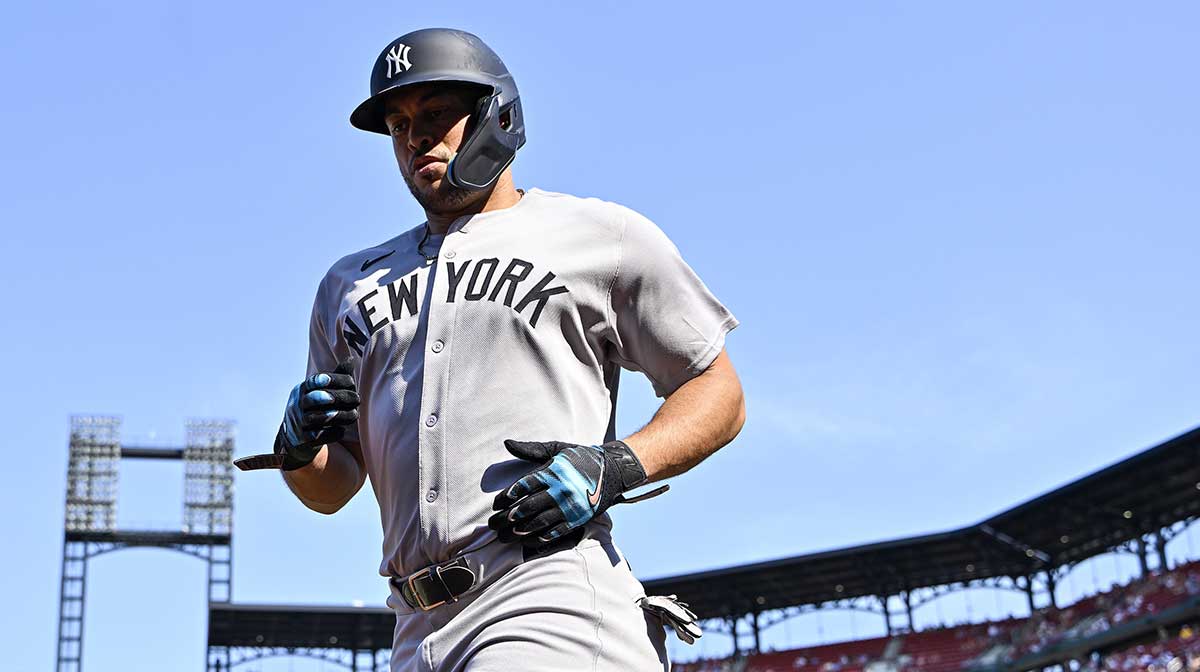 New York Yankees pinch hitter Giancarlo Stanton (27) jogs off the field after he walked against the St. Louis Cardinals during the ninth inning at Busch Stadium. Mandatory Credit: Jeff Curry-Imagn Images