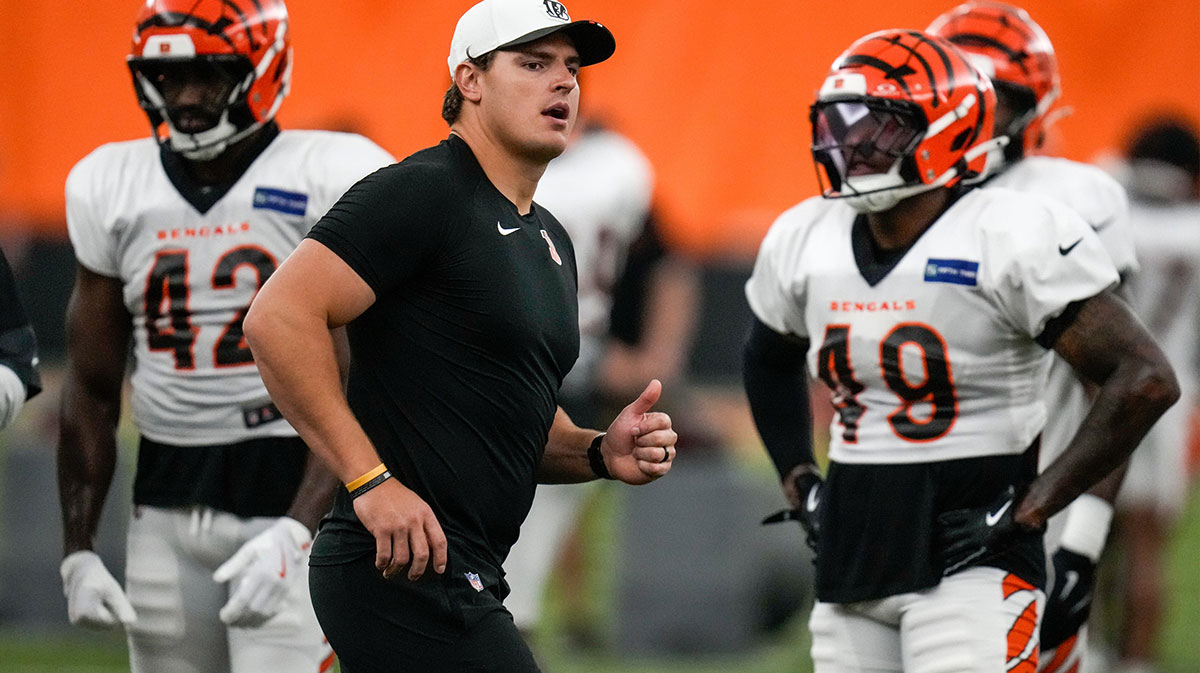 Cincinnati Bengals defensive end Trey Hendrickson (91) assists with a drill during a preseason training camp practice in downtown Cincinnati on Thursday, July 31, 2025.