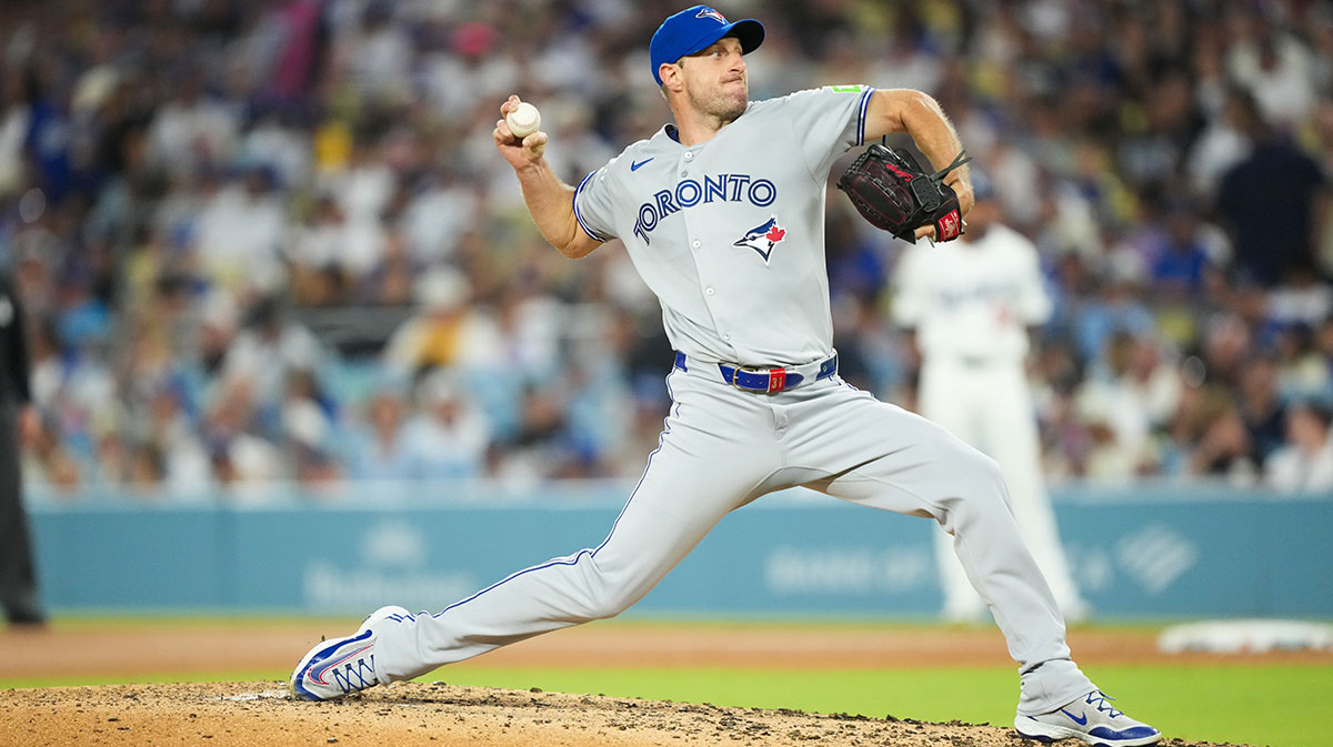 Toronto Blue Jays starting pitcher Max Scherzer (31) pitches the ball during the third inning against the Los Angeles Dodgers at Dodger Stadium.