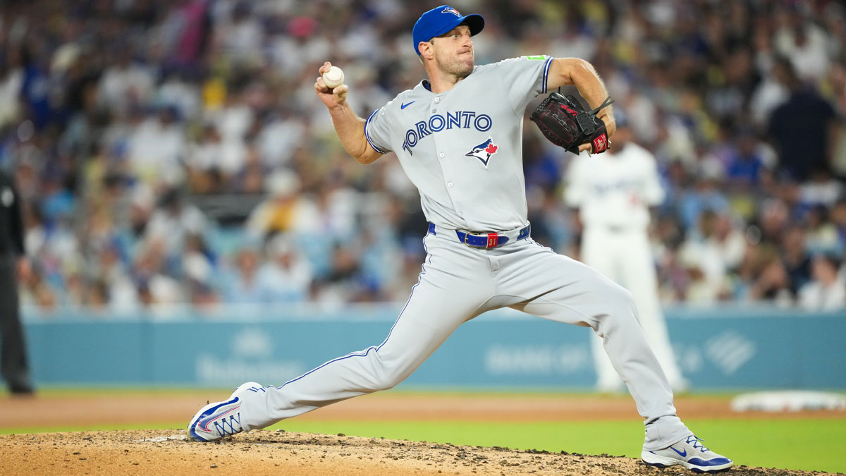 Blue Jays starting pitcher Max Scherzer (31) pitches the ball during the third inning against the Los Angeles Dodgers at Dodger Stadium with Clayton Kershaw and Walker Buehler in the background