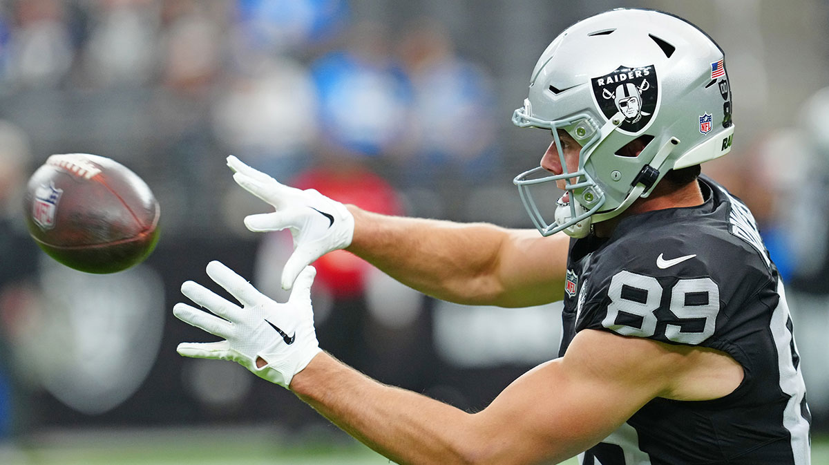 Las Vegas Raiders tight end Brock Bowers (89) warms up before a game against the Los Angeles Chargers at Allegiant Stadium.