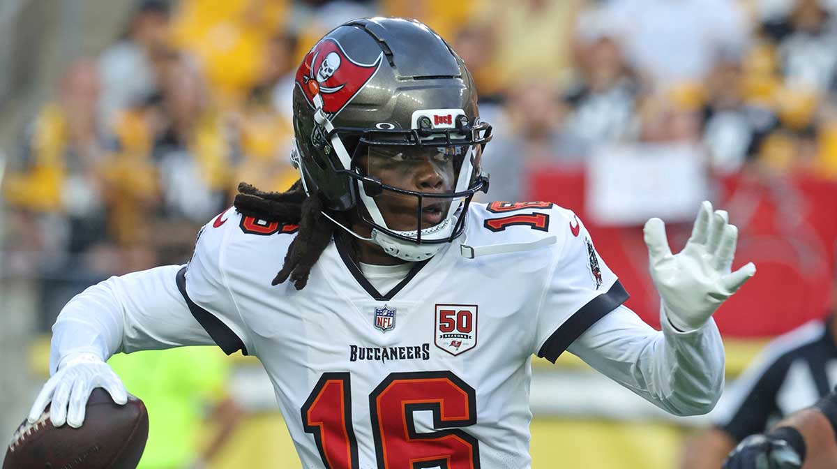 Tampa Bay Buccaneers quarterback Teddy Bridgewater (16) passes the ball against the Pittsburgh Steelers during the first quarter at Acrisure Stadium.