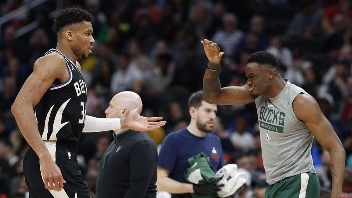 Bucks forward Giannis Antetokounmpo (34) celebrated with Bucks forward Thanasis Antetokounmpo