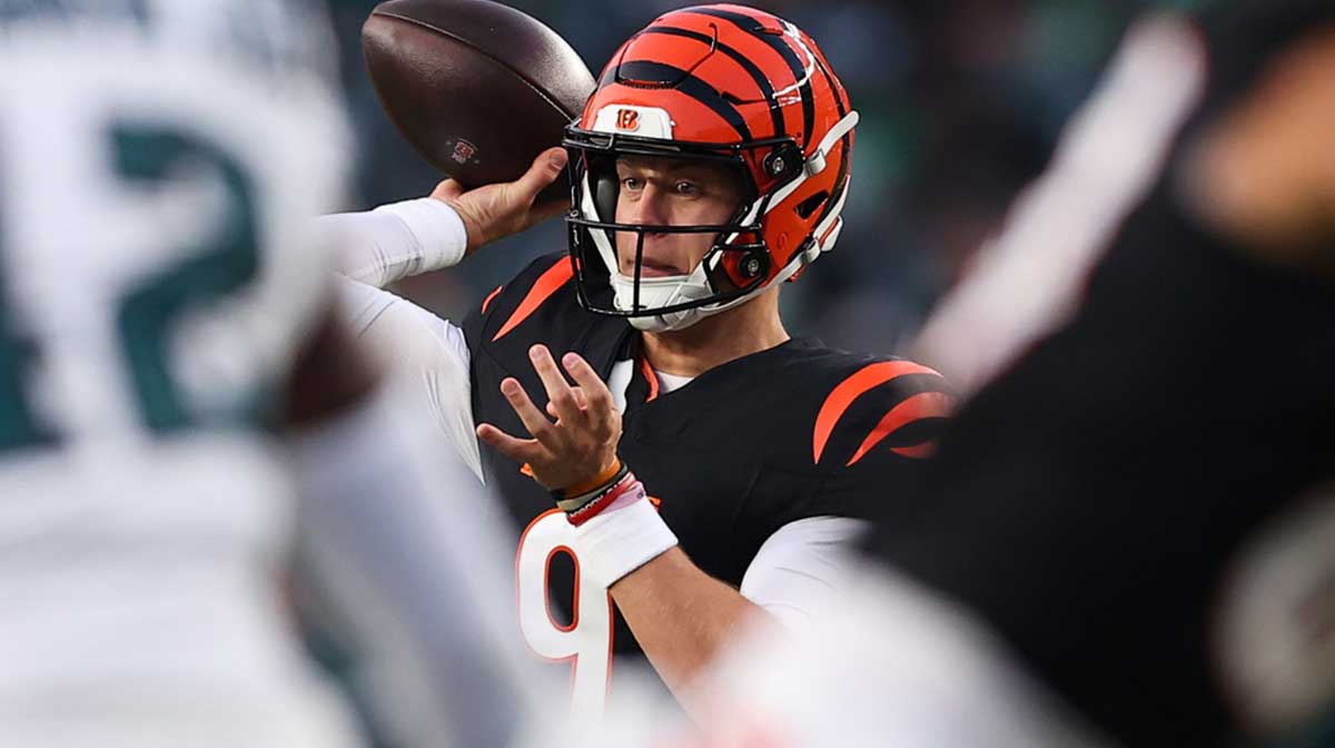 Cincinnati Bengals quarterback Joe Burrow (9) passes the ball against the Philadelphia Eagles during the first quarter at Lincoln Financial Field.