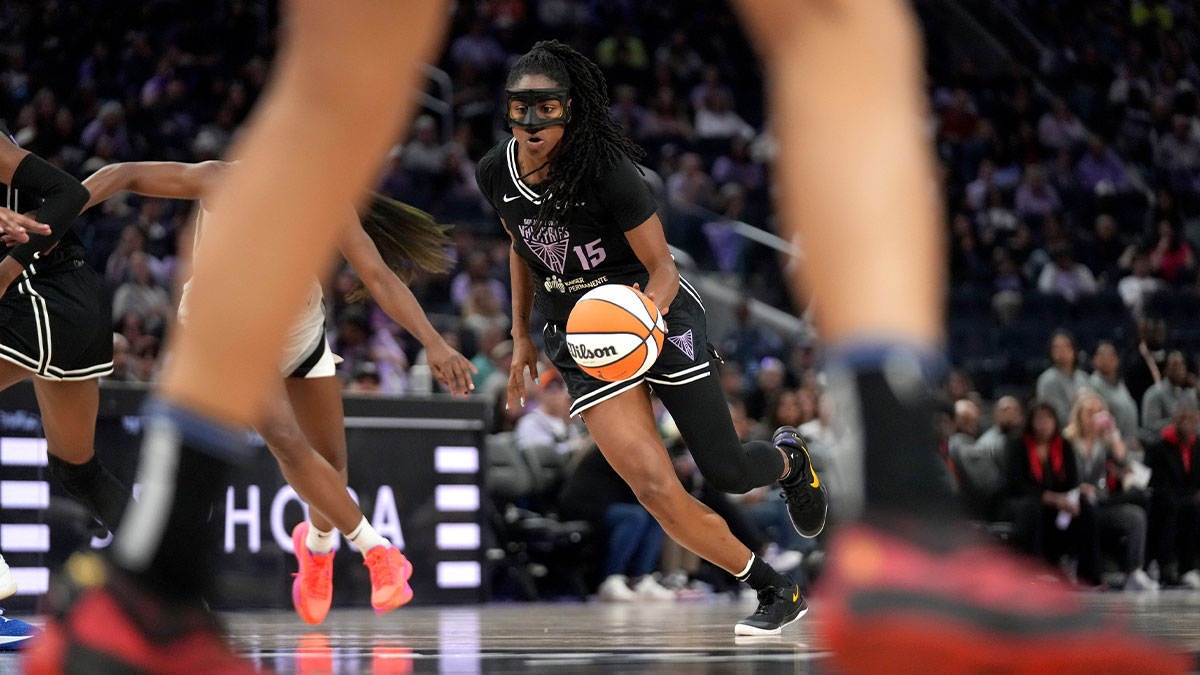 Golden State Valkyries guard Tiffany Hayes (15) dribbles the ball against the Las Vegas Aces in the third quarter at the Chase Center.