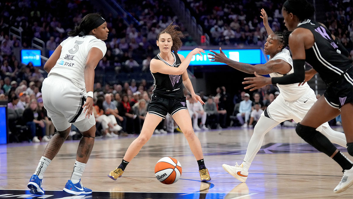 Golden State Valkyries guard Carla Leite (0) passes the ball against the Las Vegas Aces in the fourth quarter at the Chase Center.