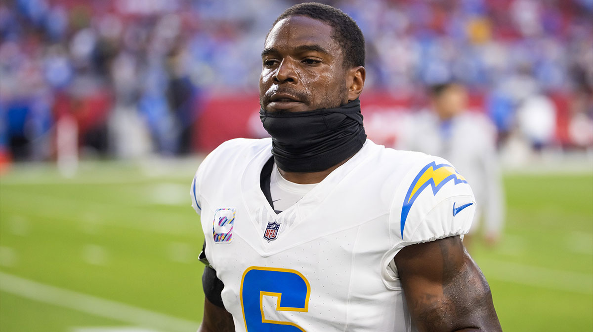 Los Angeles Chargers linebacker Denzel Perryman (6) against the Arizona Cardinals at State Farm Stadium.