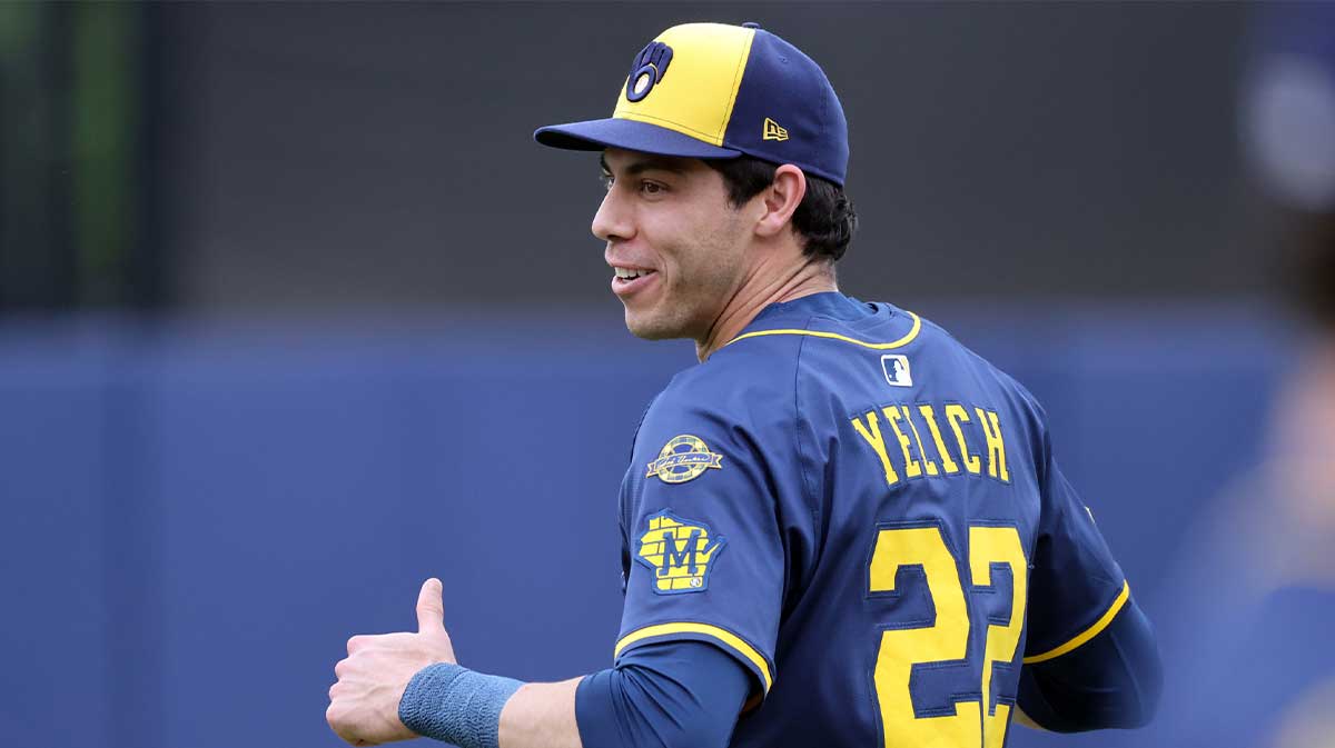 Christian Yelich picks off Diamondbacks runner with insane throw