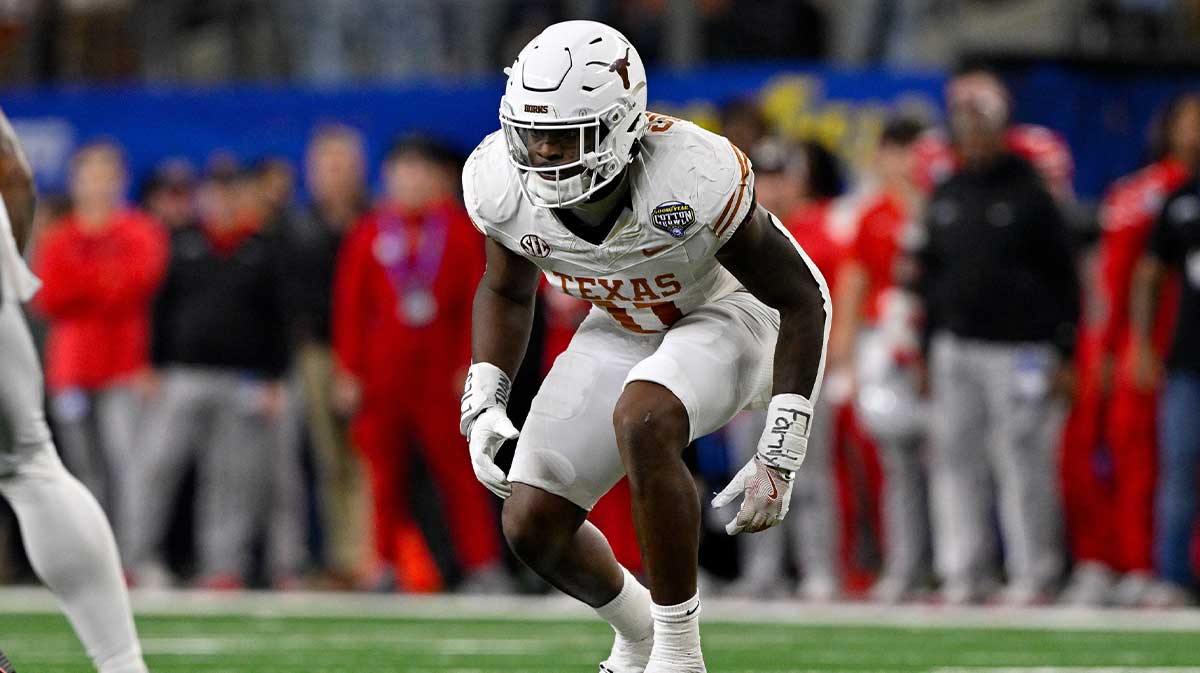 Texas Longhorns linebacker Colin Simmons (11) in action during the game between the Texas Longhorns and the Ohio State Buckeyes at AT&T Stadium.