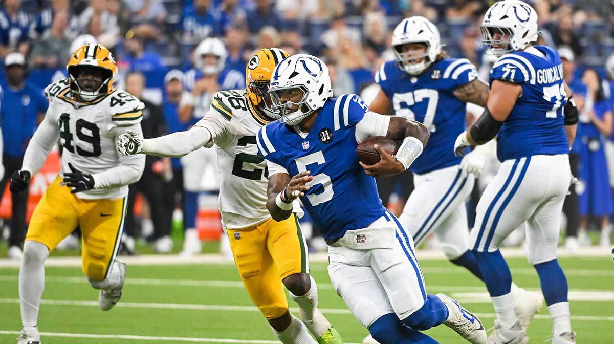 Indianapolis Colts quarterback Anthony Richardson Sr. (5) runs the ball against Green Bay Packers linebacker Isaiah Simmons (28) during the first half at Lucas Oil Stadium.