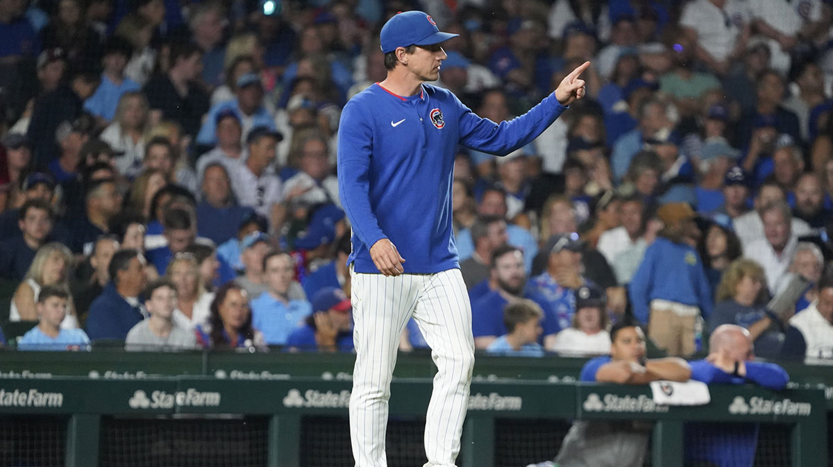 Chicago Cubs manager Craig Counsell (11) makes a pitching change during the seventh inning against the Cincinnati Reds at Wrigley Field.