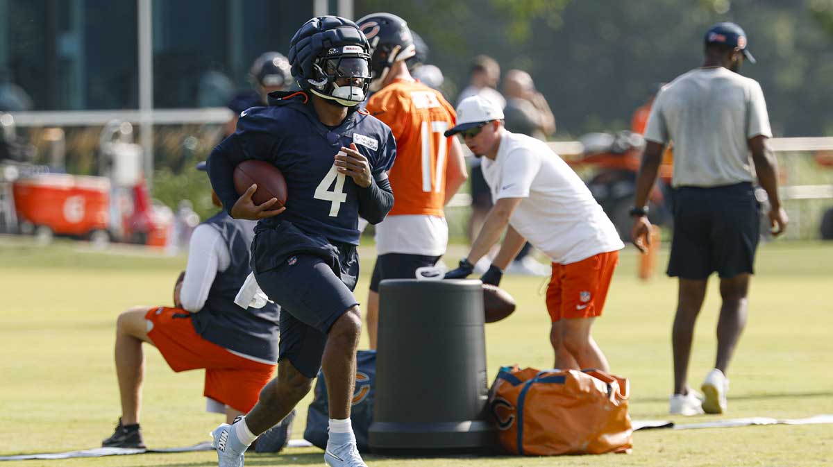 Chicago Bears running back D'Andre Swift (4) runs with the ball during training camp at Halas Hall.