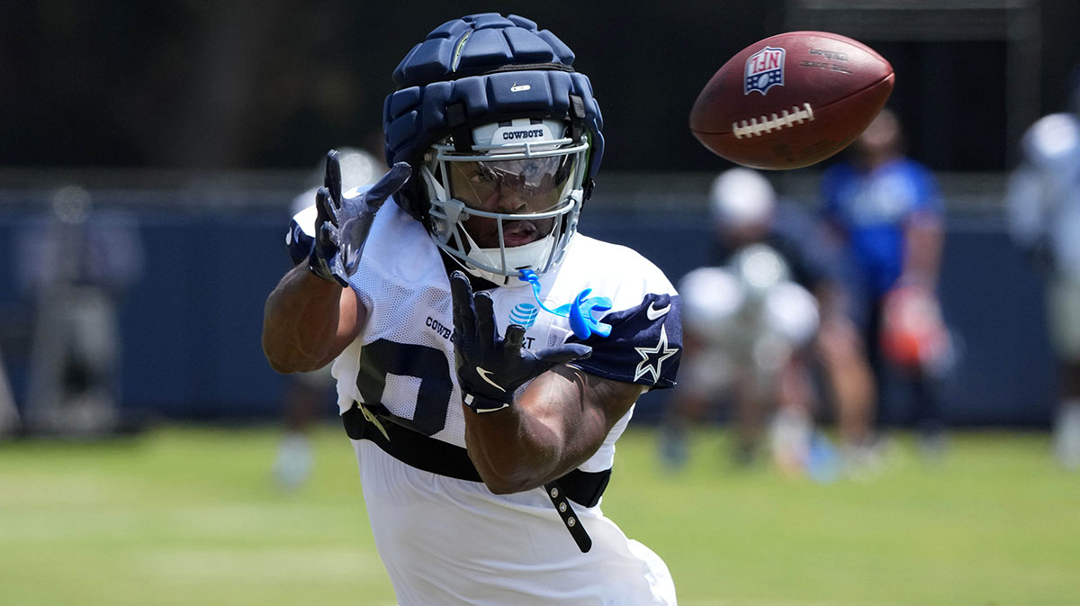 Dallas Cowboys wide receiver Jonathan Mingo (81) catches the ball at training camp at the River Ridge Fields.