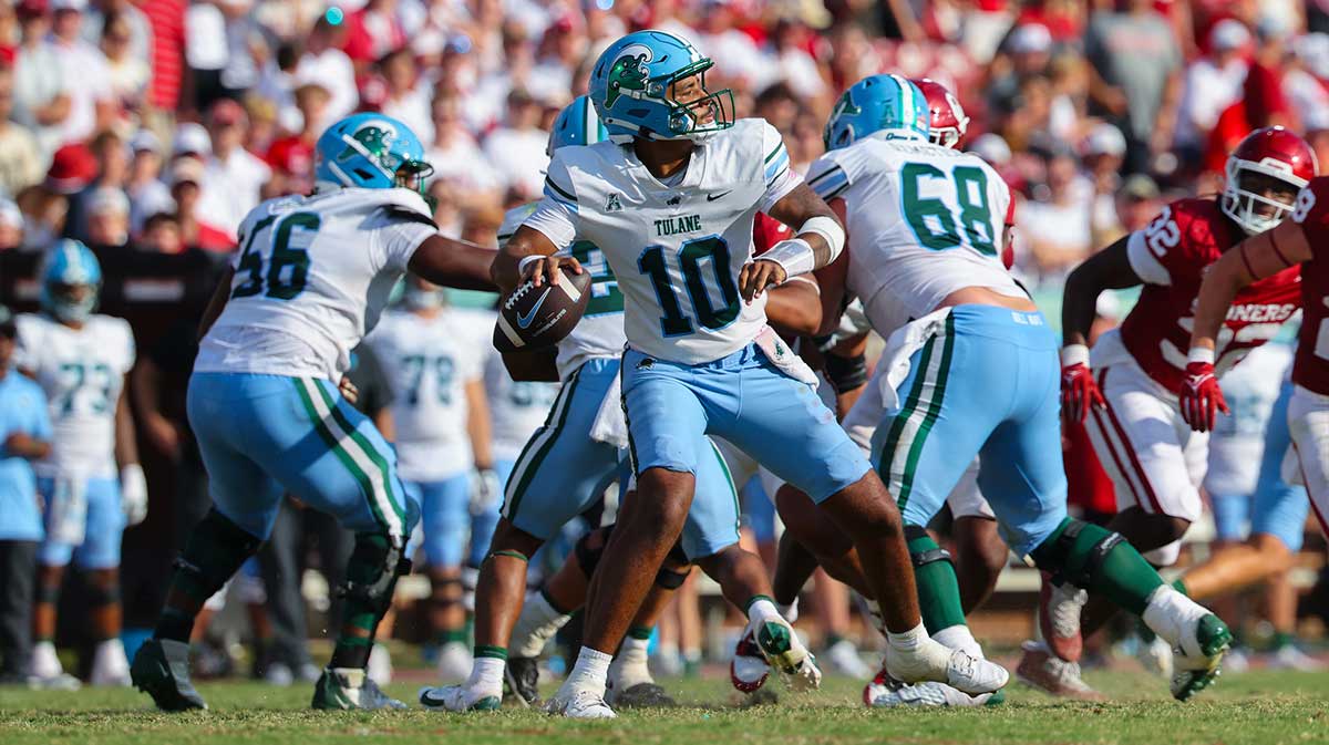 Tulane Green Wave quarterback Darian Mensah (10) throws during the second half against the Oklahoma Sooners at Gaylord Family-Oklahoma Memorial Stadium.