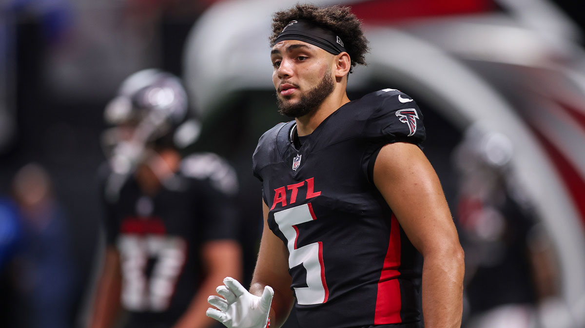 Atlanta Falcons wide receiver Drake London (5) warms up before a game against the Tennessee Titans at Mercedes-Benz Stadium