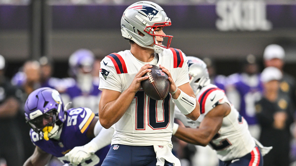 New England Patriots quarterback Drake Maye (10) throws a pass against the Minnesota Vikings during the first quarter at U.S. Bank Stadium.