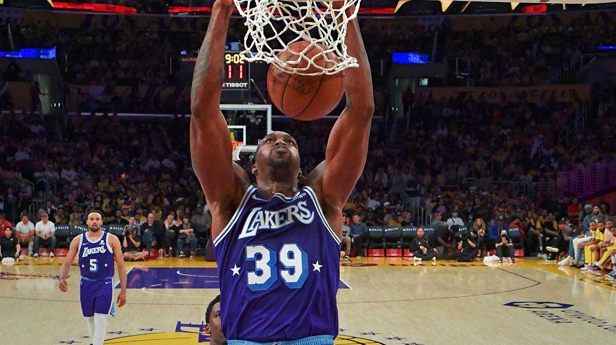 Los Angeles Lakers center Dwight Howard (39) dunks the ball in the second half of the game against the Oklahoma City Thunder at Crypto.com Arena.