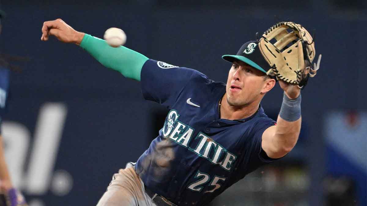 Rangers sign 2024 Gold Glove winner after Mariners release