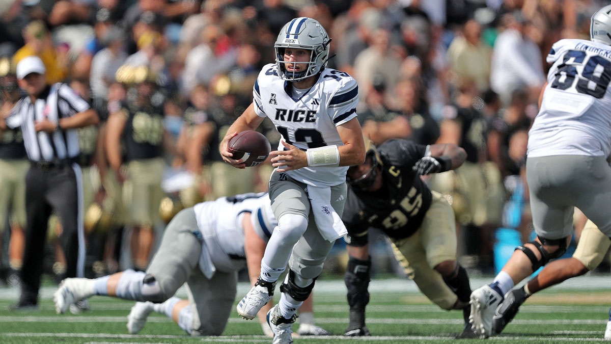 Rice Owls quarterback E.J. Warner (13) runs with the ball against the Army Black Knights during the first half at Michie Stadium.