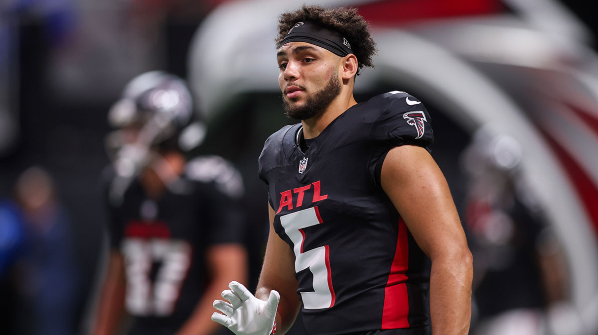 Atlanta Falcons wide receiver Drake London (5) warms up before a game against the Tennessee Titans at Mercedes-Benz Stadium.
