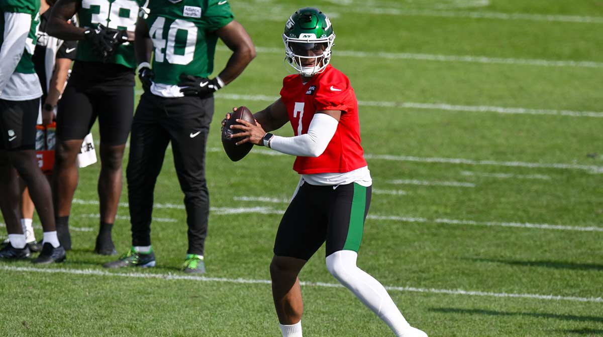 New York Jets quarterback Justin Fields (7) participates in a drill during training camp at Atlantic Health Jets Training Center.