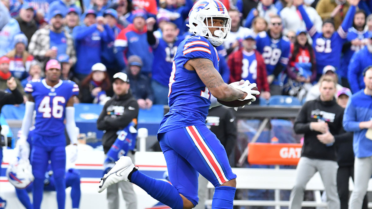 Buffalo Bills wide receiver Gabe Davis (13) looks over his shoulder on the way to the end zone for a touchdown against the Pittsburgh Steelers in the first quarter at Highmark Stadium.