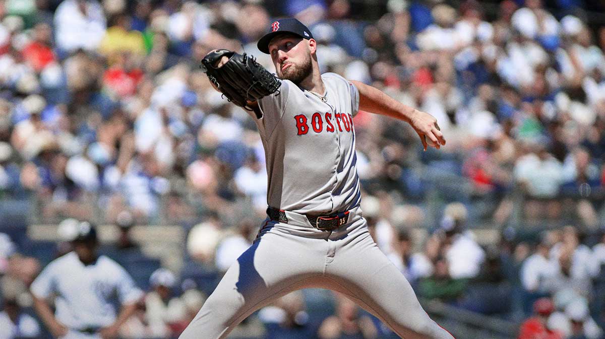 Boston Red Sox pitcher Garrett Crochet (35) pitches against the New York Yankees during the first inning at Yankee Stadium.