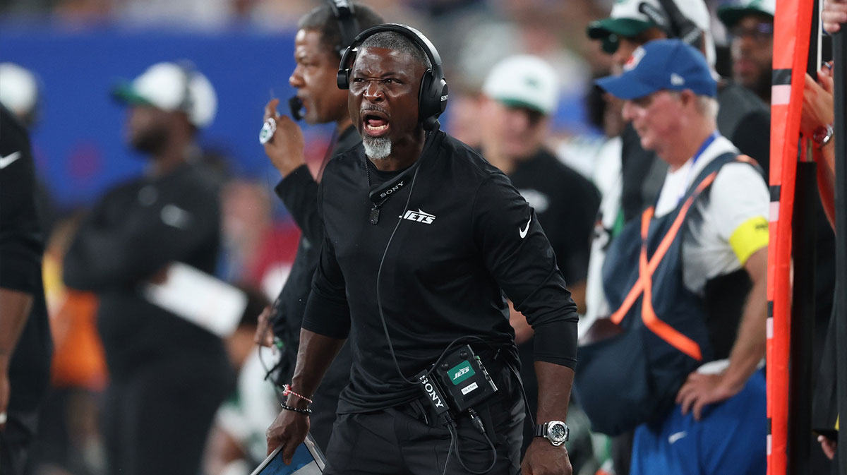 New York Jets head coach Aaron Glenn reacts during the first half against the New York Giants at MetLife Stadium.
