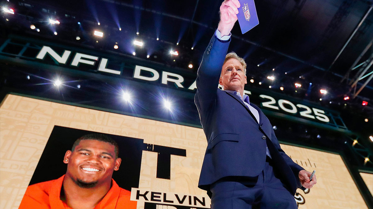 NFL Commissioner Roger Goodell points to a fan in the crowd during the first round of the 2025 NFL Draft on Thursday, April 24, 2025, at Lambeau Field in Green Bay, Wisconsin. The draft runs through April 26. Tork Mason/USA TODAY NETWORK-Wisconsin