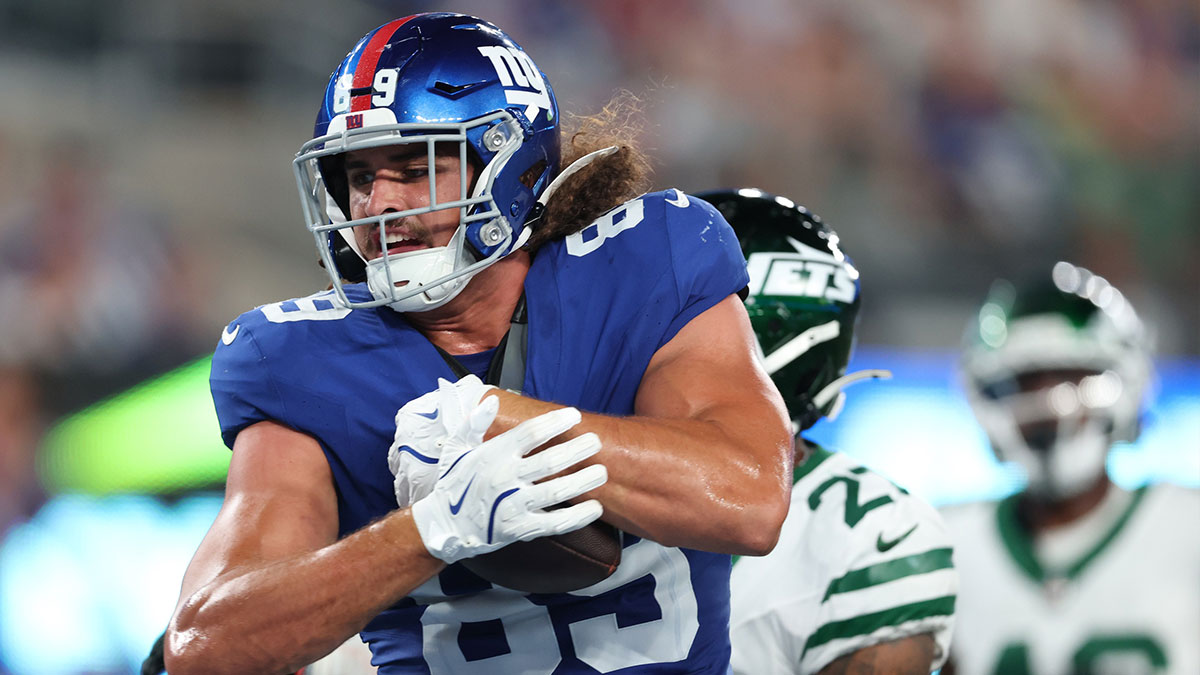 Giants tight end Greg Dulcich (89) catches a touchdown pass during the second half against the New York Jets at MetLife Stadium.