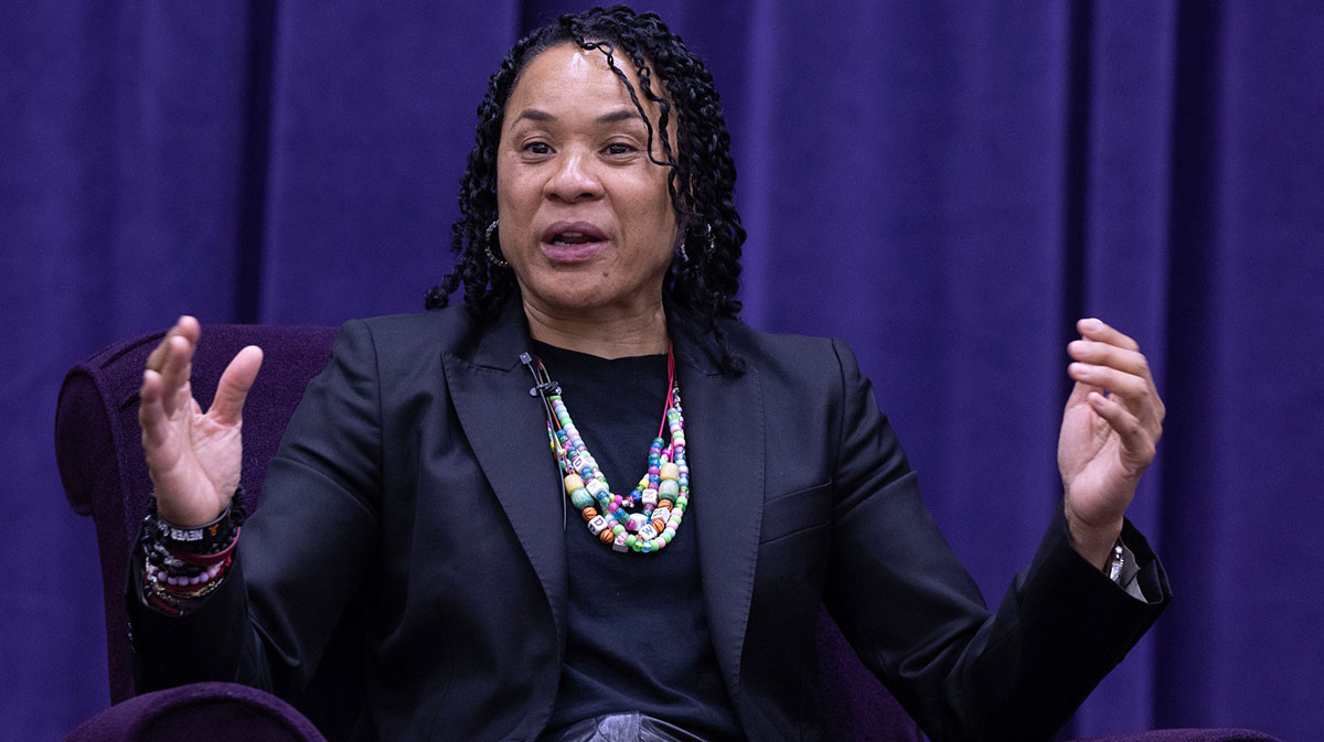 Gamecocks head coach Dawn Staley reacts during the first half of the national championship of the women's 2025 NCAA tournament against the Connecticut Huskies at Amalie Arena